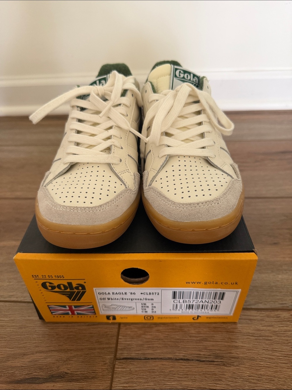 Gola Women’s Off-White and Evergreen Low-Top Sneakers with Gum Outsole